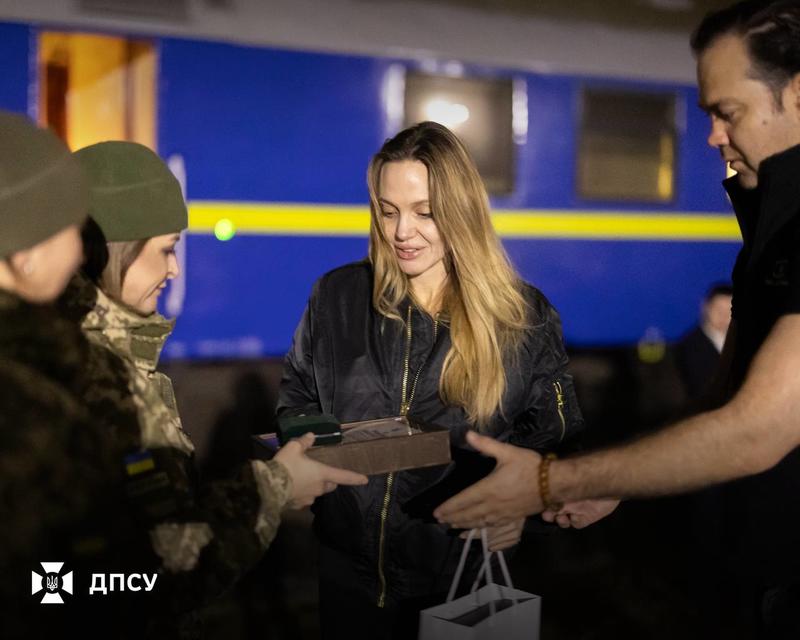 Джолі покинула Україну: прикордонники показали фото з кінозіркою