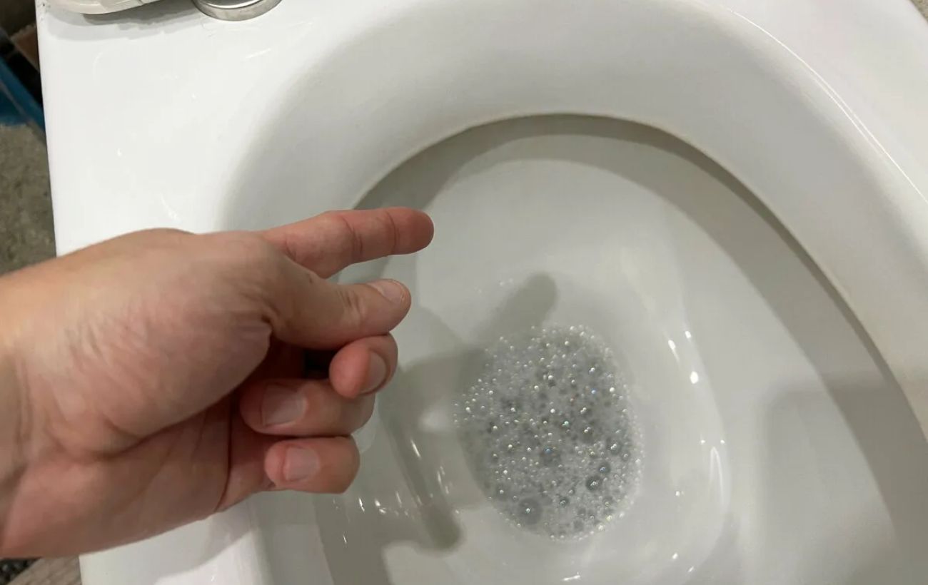 Господині розповіли, як швидко відчистити наліт в унітазі