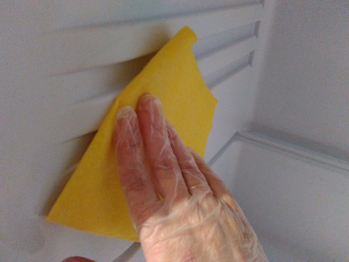 Експерти розповіли, як можна позбутись від неприємного запаху в холодильнику простим засобом