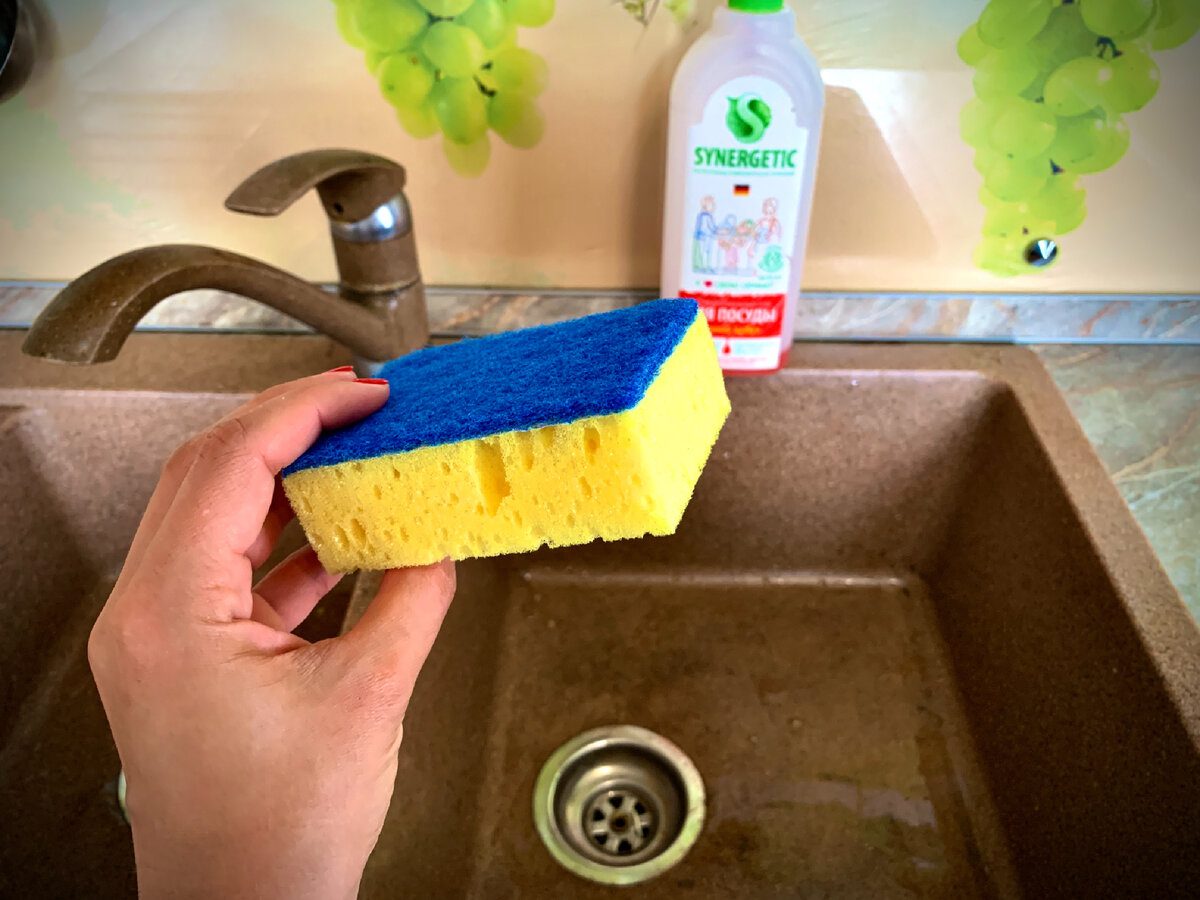 Експерти пояснили, чому губки для миття посуду різнокольорові та як їх правильно використовувати