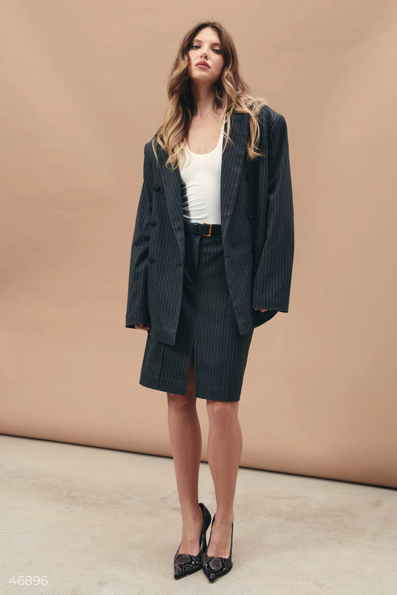 Модель в костюмі