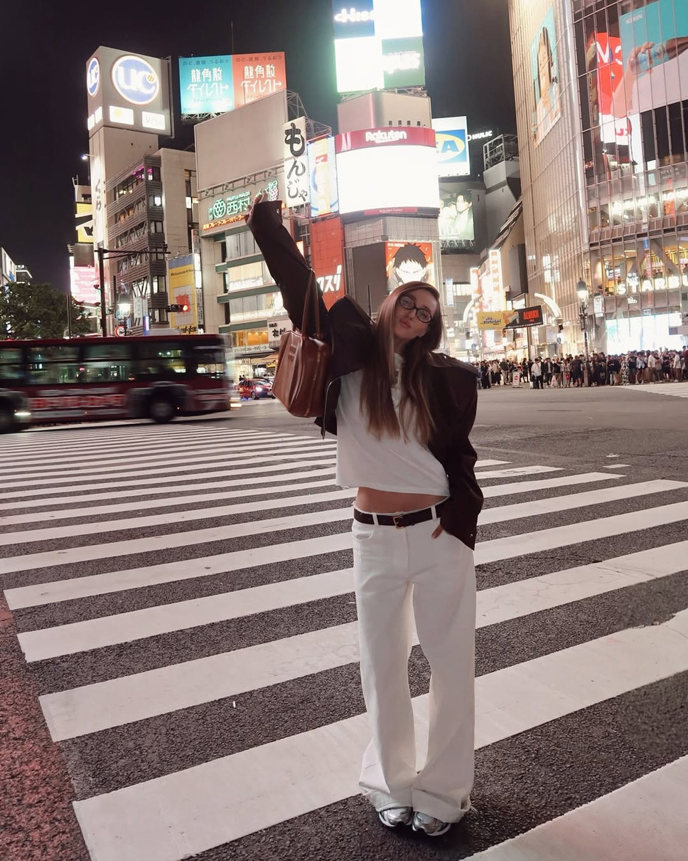 Алла Барановська в Японії позує для фото