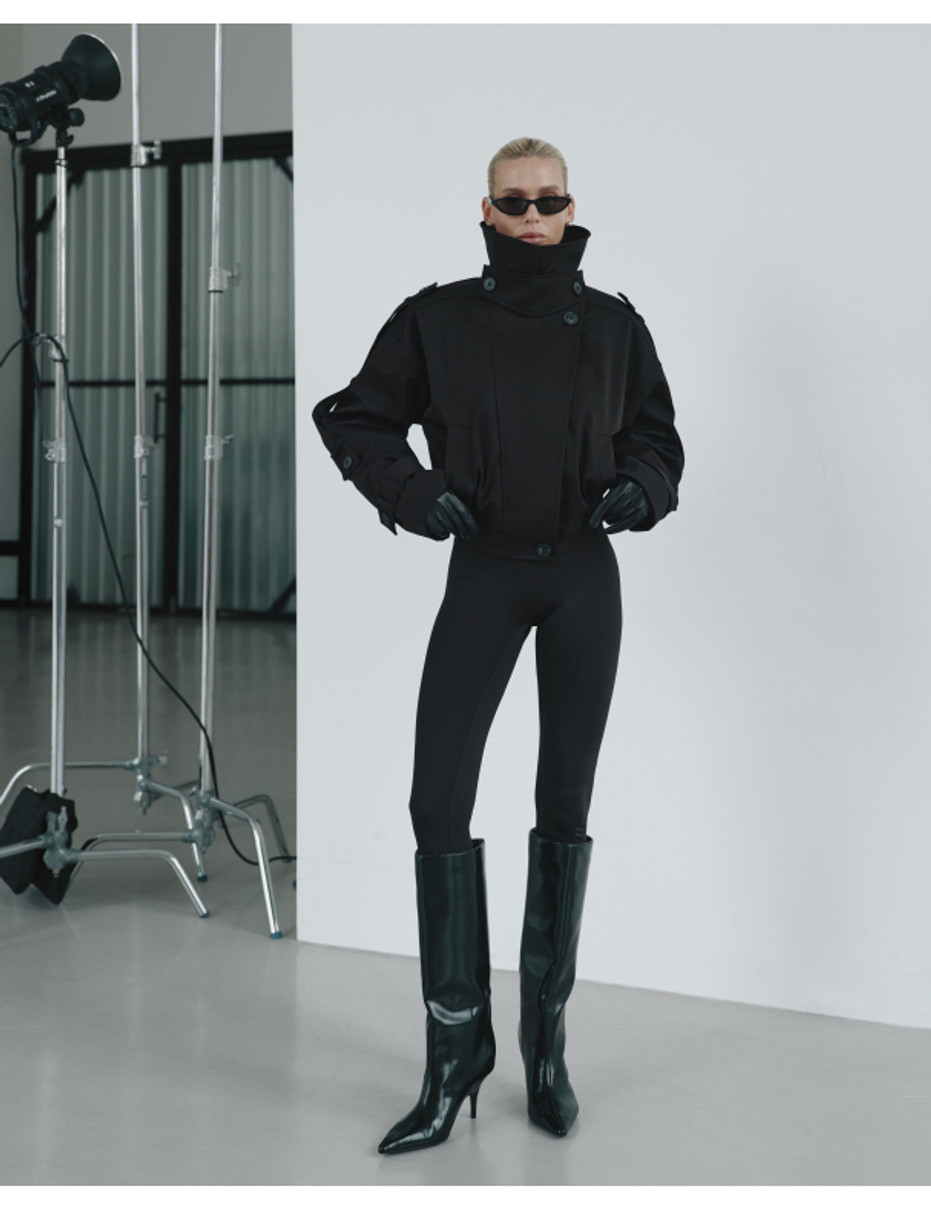 Модель в обʼємній куртці та легінсах