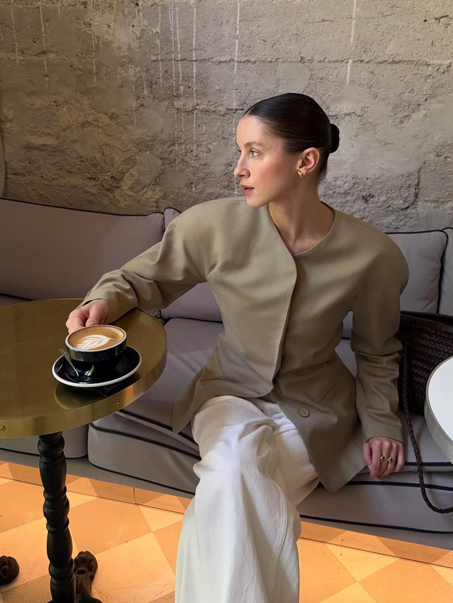 Дівчина у жакеті з великими плечима