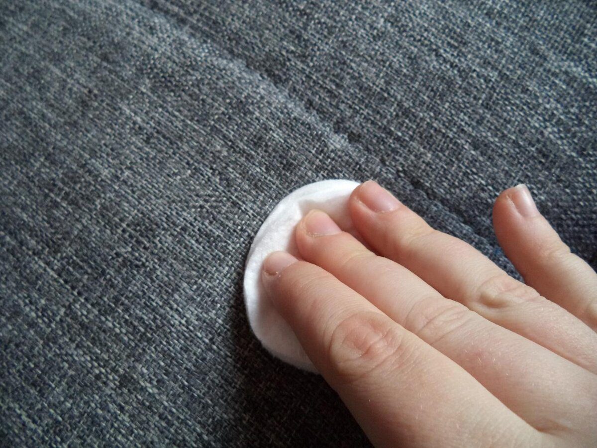 Господині поділилися новим методом чищення мʼяких меблів