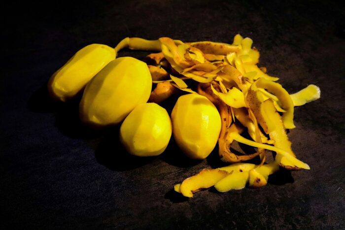 Городники поділилися рецептом добрива з картопляних очисток