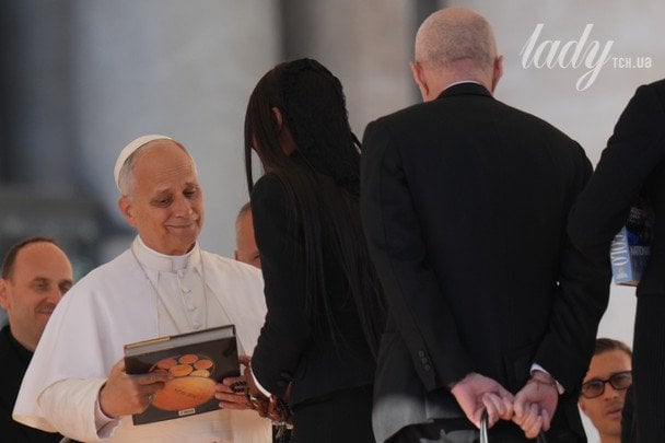 Наомі Кемпбелл дарує Папі Леву XIV книгу про спеції / © Associated Press