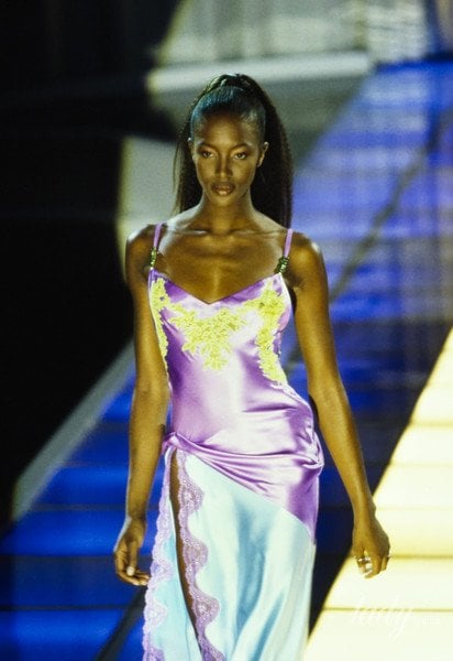 Наомі Кемпбелл під час показу Versace в 1996 році / © Getty Images