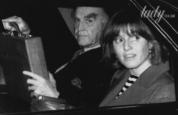 Сара Фергюсон у супроводі свого батька Рональда Фергюсона прибула до лондонського аеропорту Гітроу 16 січня 1992 року. Фото зроблено після появи в пресі інформації про роман Сари зі Стівом Ваєттом / © Associated Press