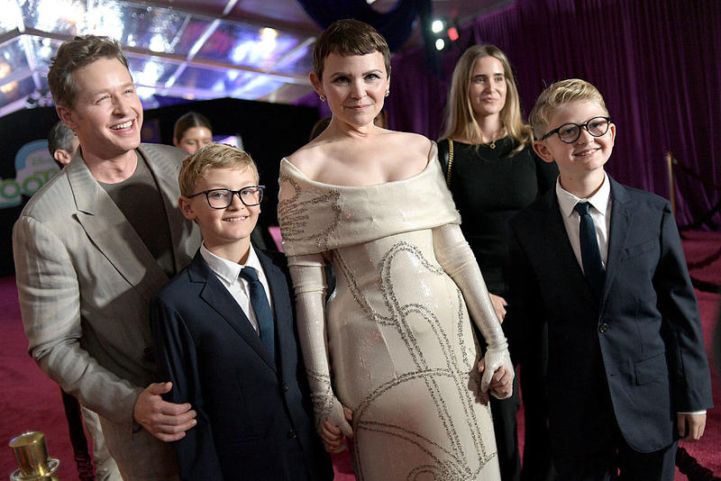 Зірки «Якось у казці» Даллас та Гудвін вперше вийшли на публіку з дітьми