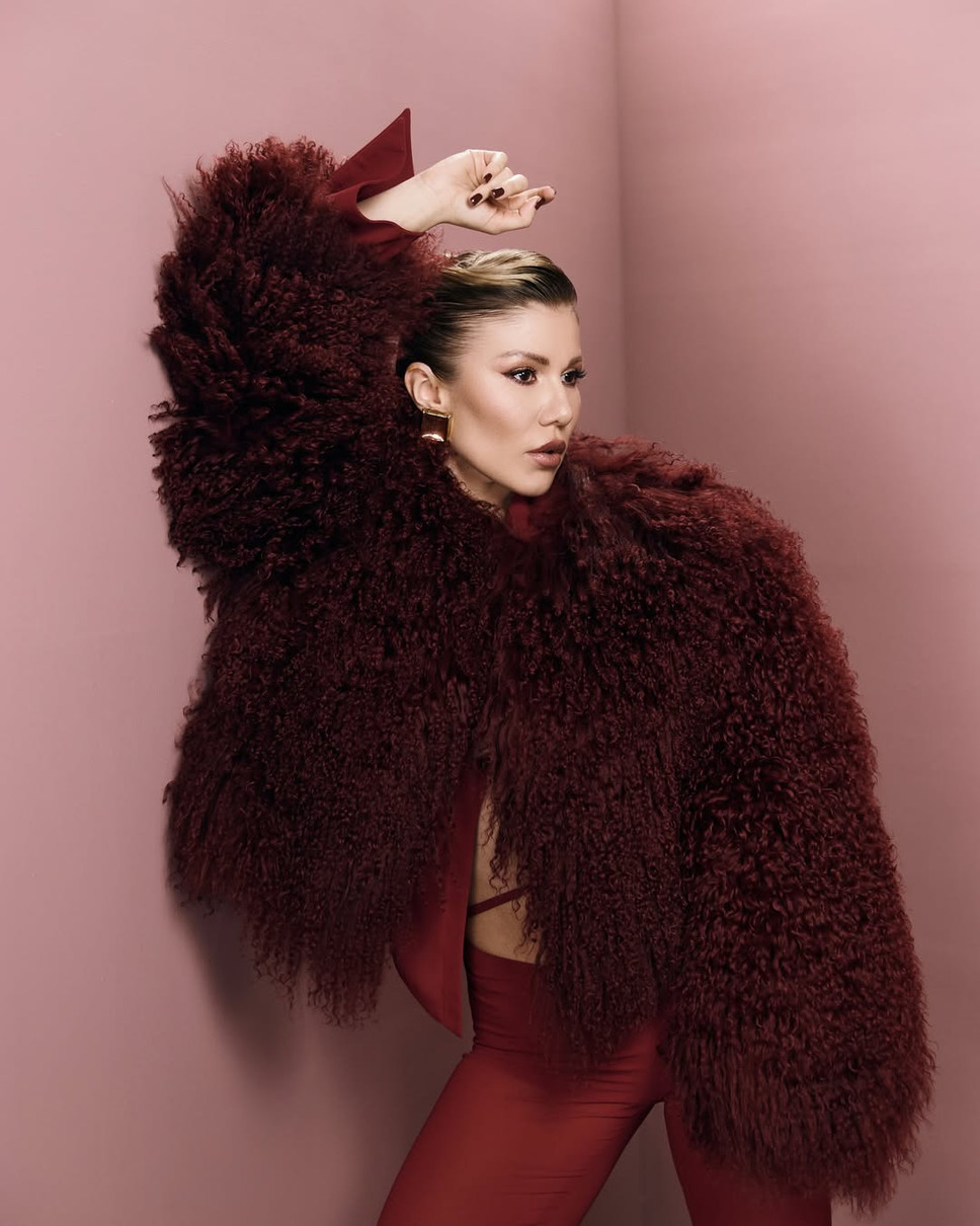 Альона Омаргалієва позує у червоному