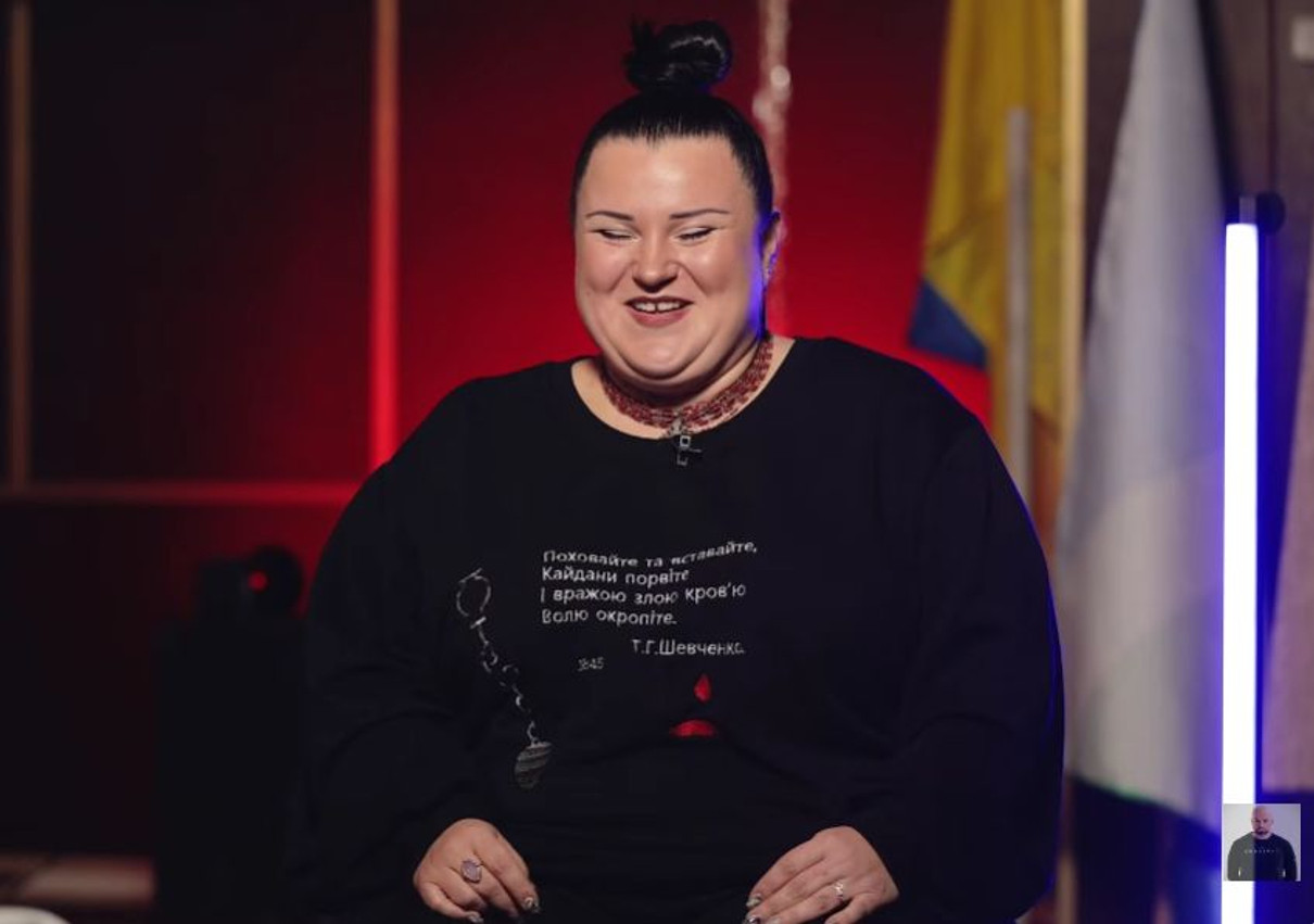 Альона Альона сміється