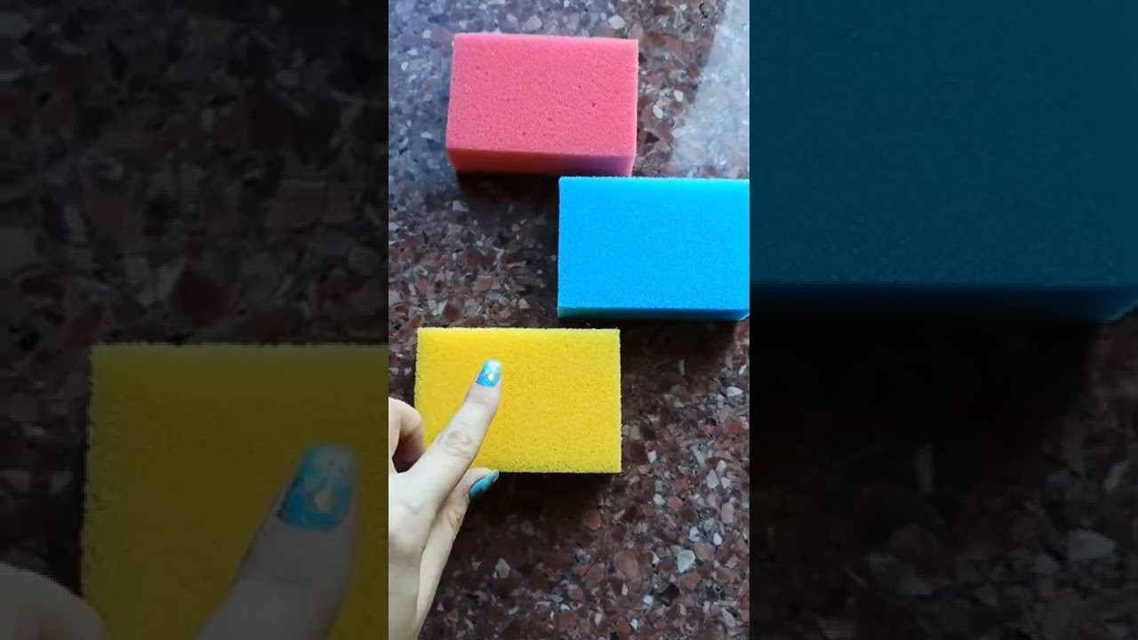 Чому мочалки для миття посуду роблять різних кольорів