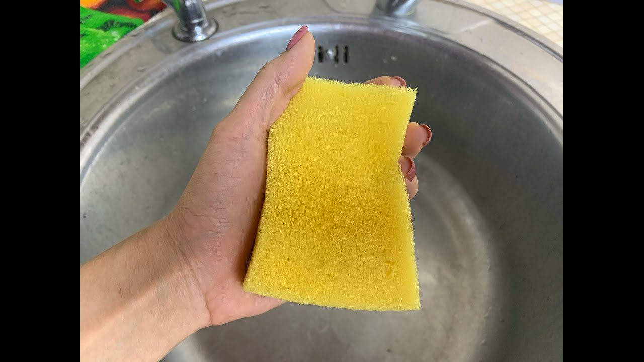 Чому мочалки для миття посуду роблять різних кольорів