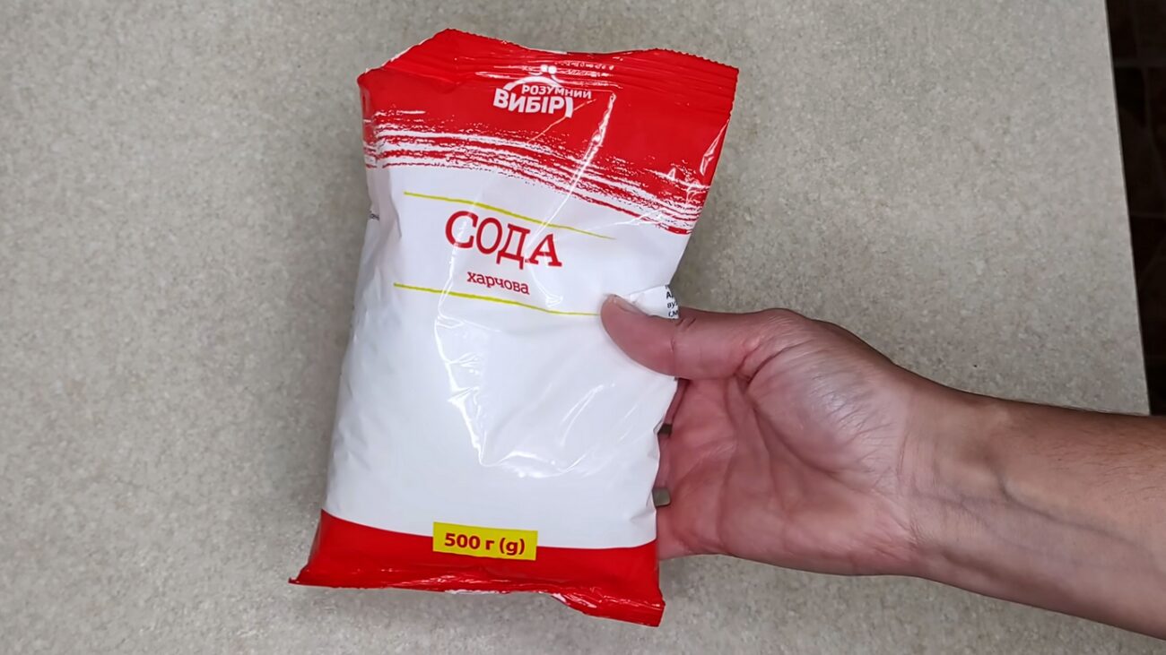 Господині розповіли, як прочистити злив у раковині за допомогою смаженої соди