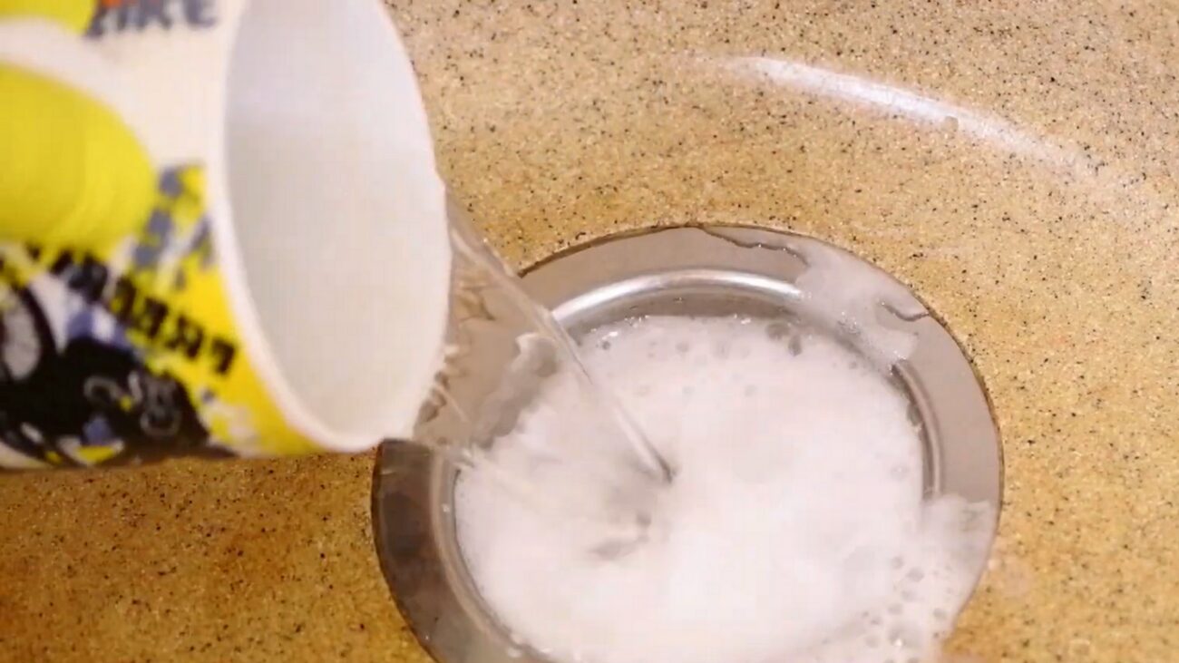 Господині розповіли, як прочистити злив у раковині за допомогою смаженої соди