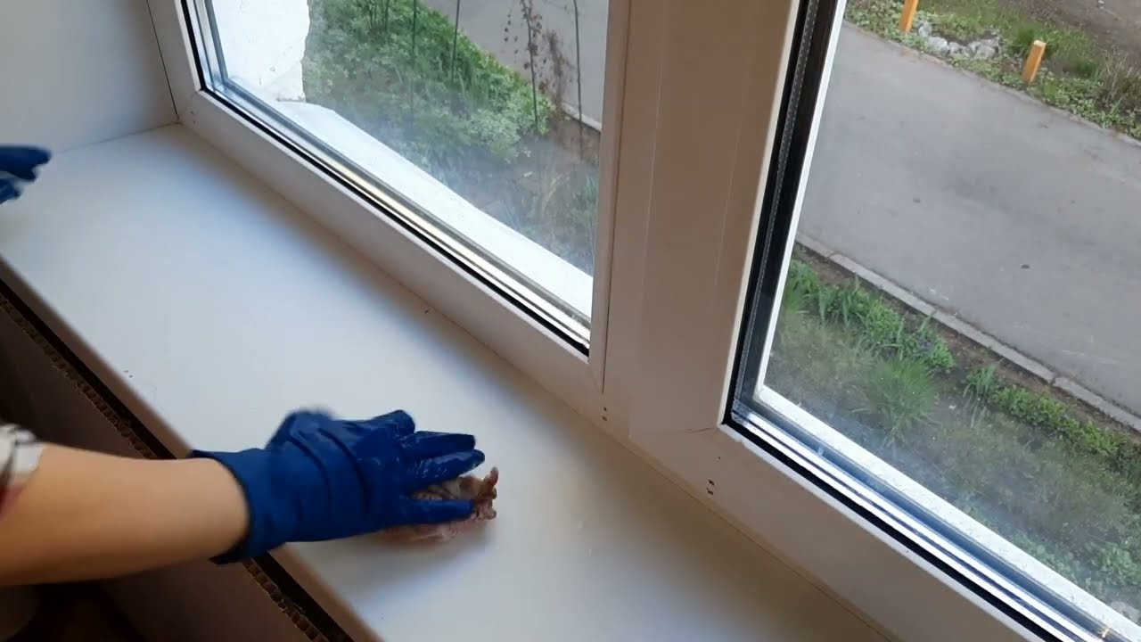 Покоївки розповіли, як повернути білосніжний блиск пластиковому підвіконню
