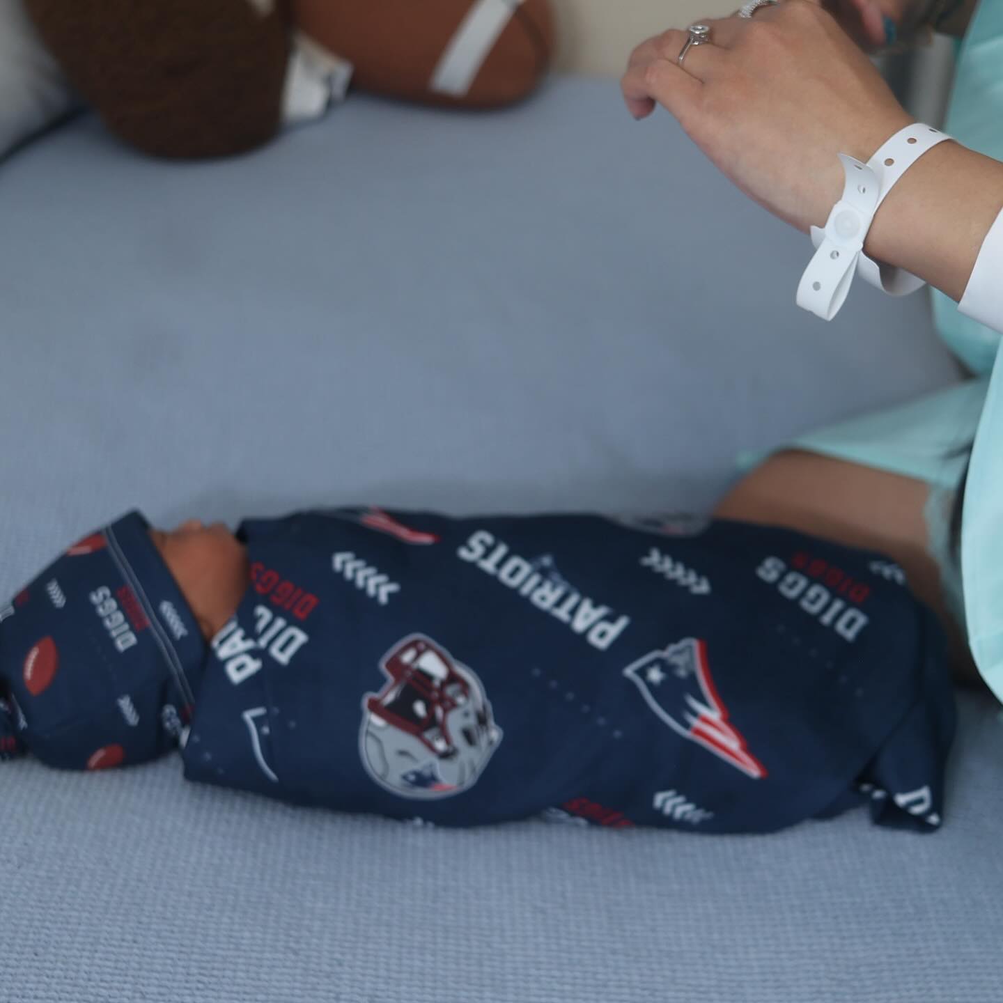 Карді Бі поділилася першими фото зі своїм новонародженим сином Карді Бі поділилася першими фото зі своїм новонародженим сином