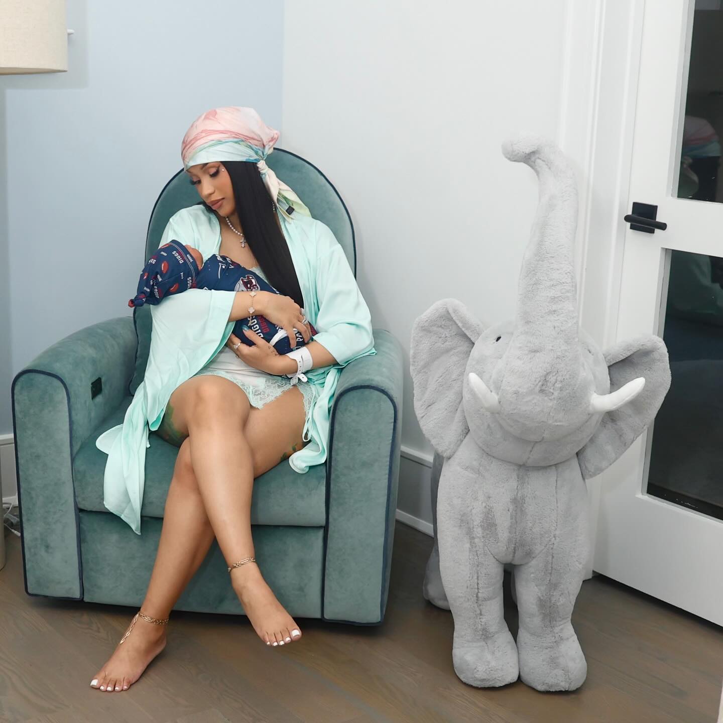 Карді Бі поділилася першими фото зі своїм новонародженим сином Карді Бі поділилася першими фото зі своїм новонародженим сином