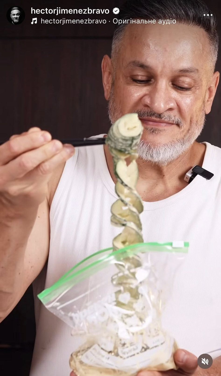 Зірка використав пакет-слайдер, щоби перемастити огірки соусом 