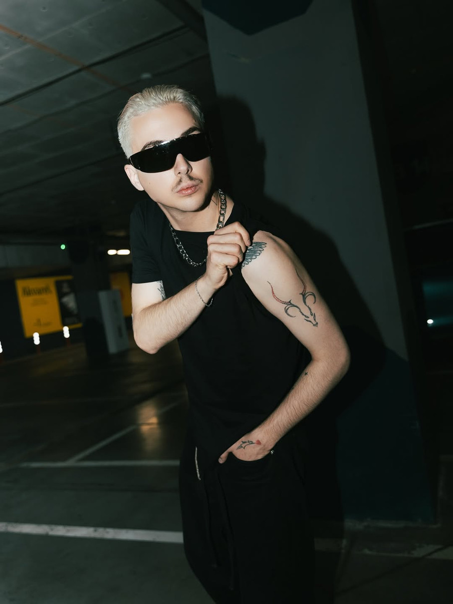 Меловін показує татуювання