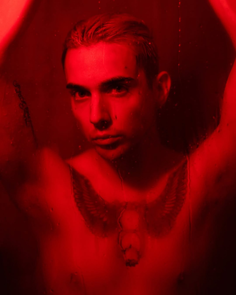 Melovin позує при червоному світлі