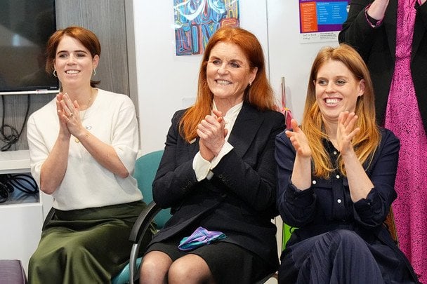 Сара Фергюсон із дочками Євгенією та Беатріс / © Getty Images