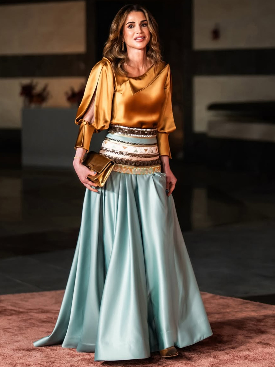 Королева Ранія продемонструвала ефектний бірюзово-мідний лук