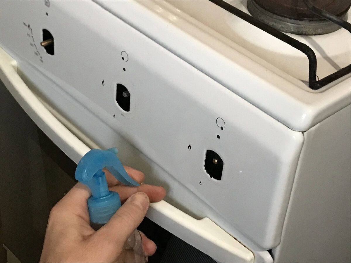 Експерти розповіли, як швидко та без особливого клопоту очистити газову плиту від жиру