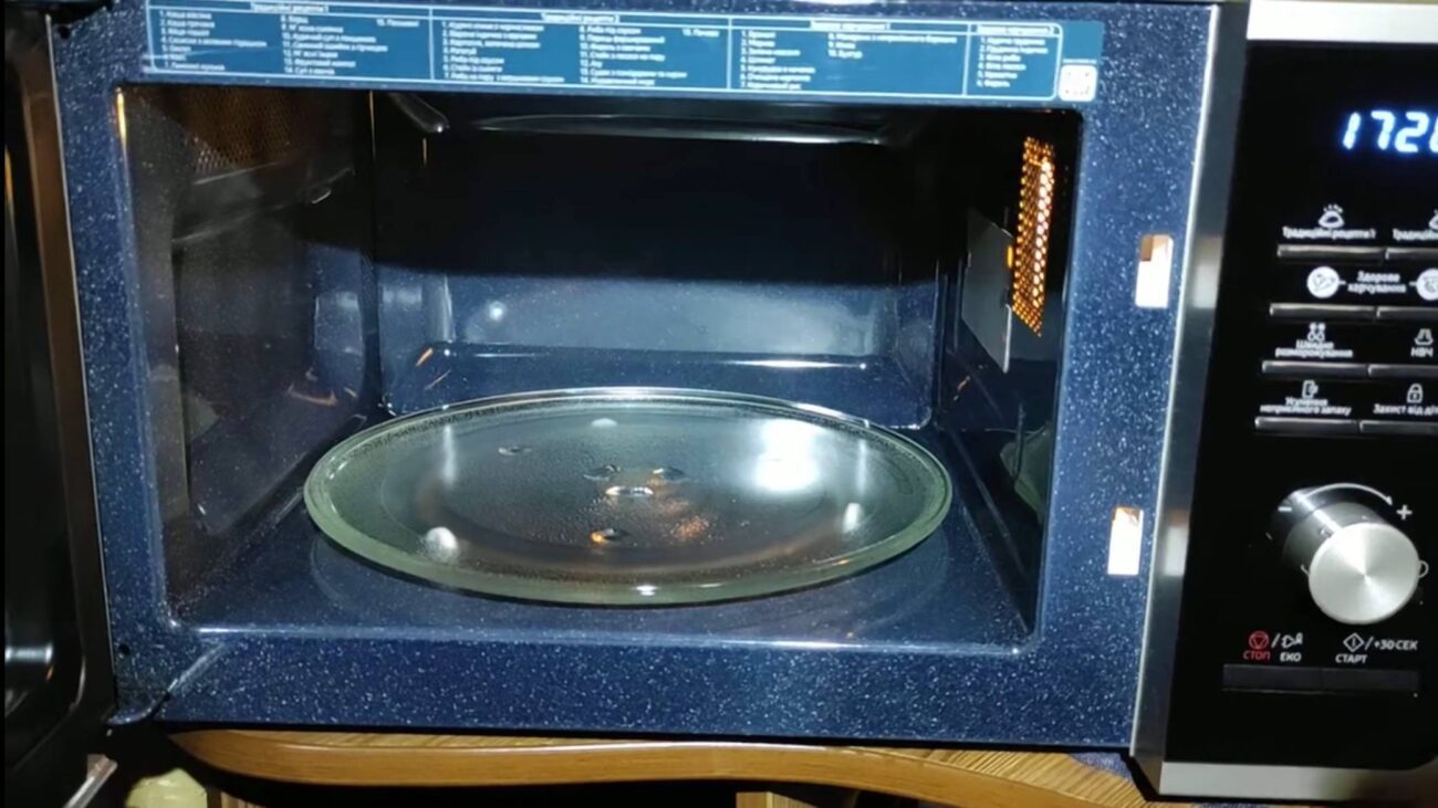 Господині розповіли, як відмити мікрохвильовку всередині без хімії 