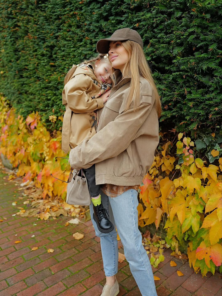 Влада Зінченко з дочкою на руках