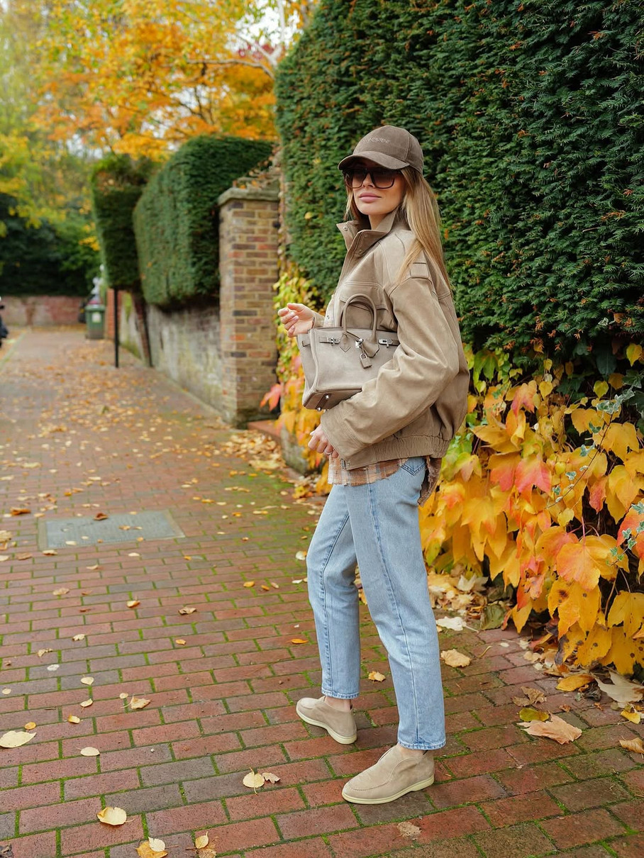 Влада Зінченко позує на тлі осені