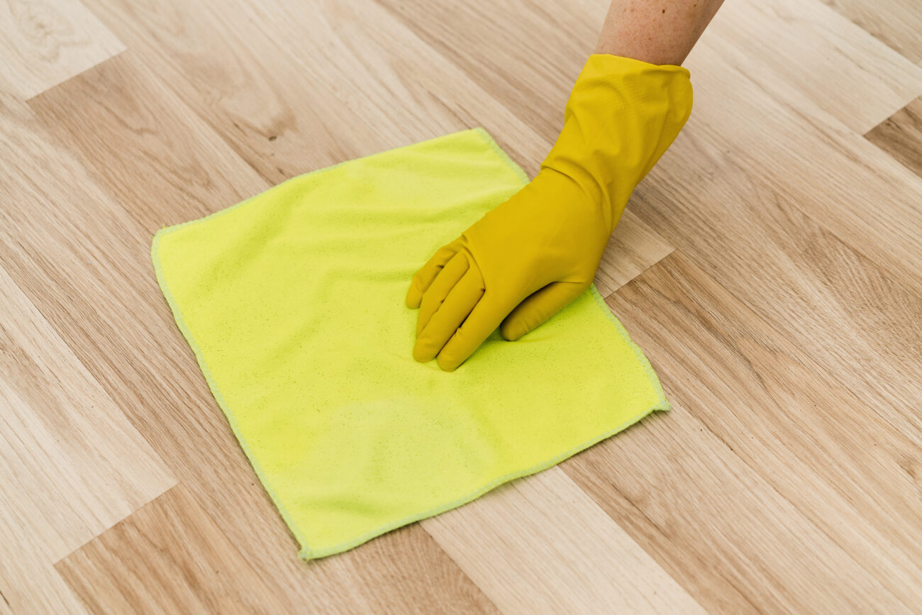 Фахівці розповіли, що додати у воду при митті підлоги, щоб пил не осідав тижнями