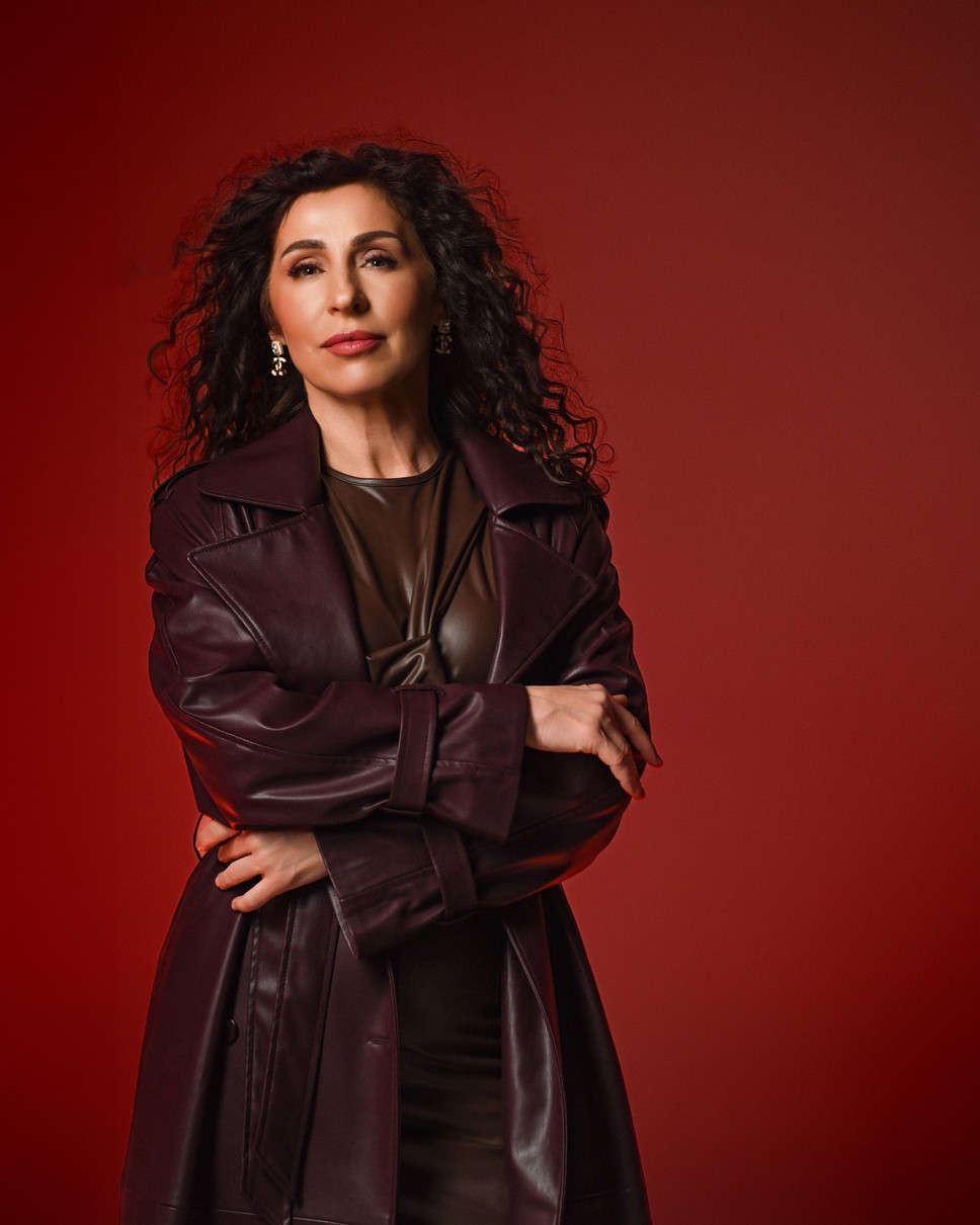 Надія Матвєєва на червоному фоні