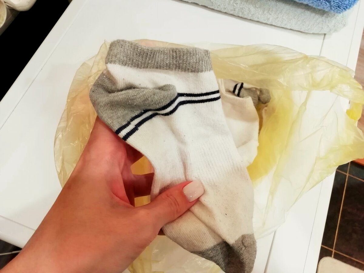 Господині розповіли, як за одну ніч ідеально відбілити шкарпетки без тертя 