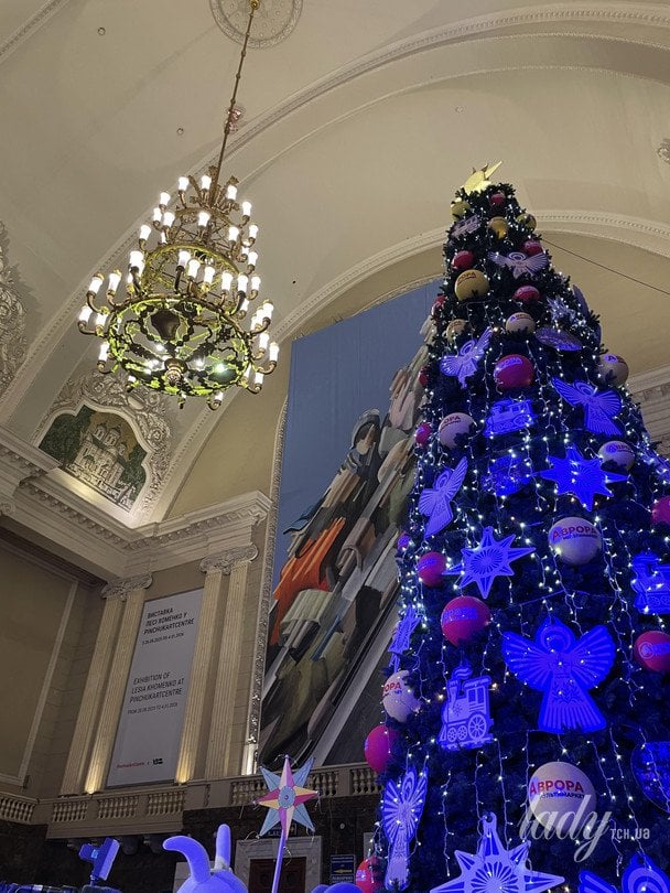 Новорічна ялинка на Центральному вокзалі / © ТСН