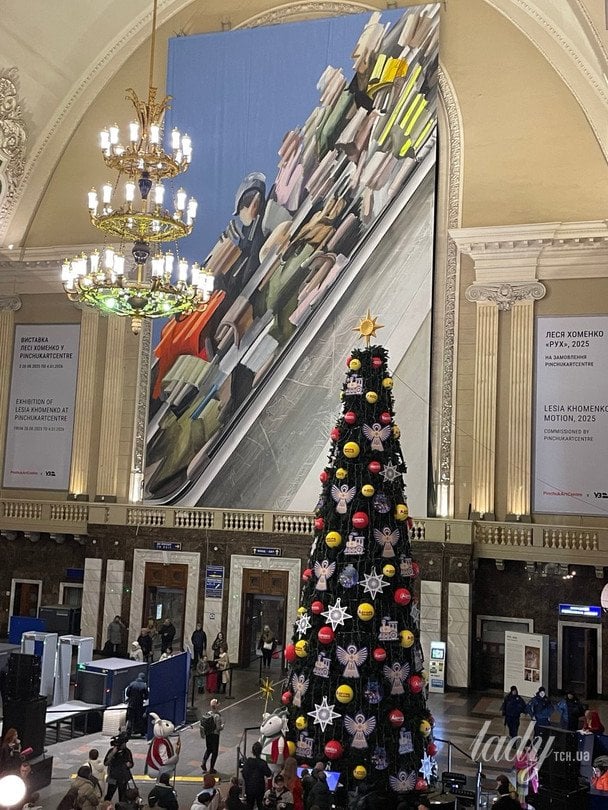 Новорічна ялинка на Центральному вокзалі / © ТСН