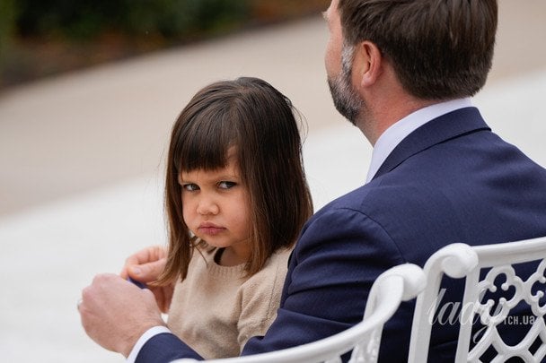 Джей Ді Венс із донькою / © Associated Press