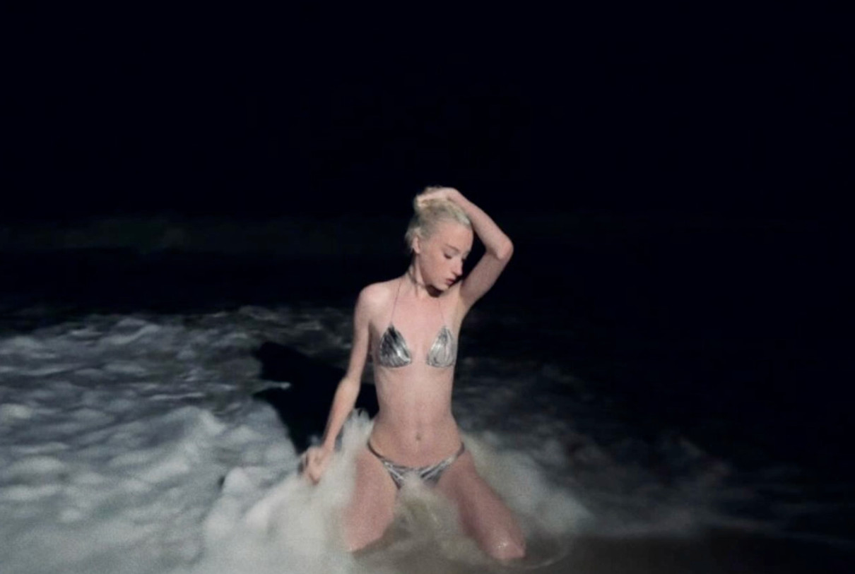 Трансгендерна дочка Наомі Воттс і Лієва Шрайбера похвалилася стрункістю в купальнику у воді