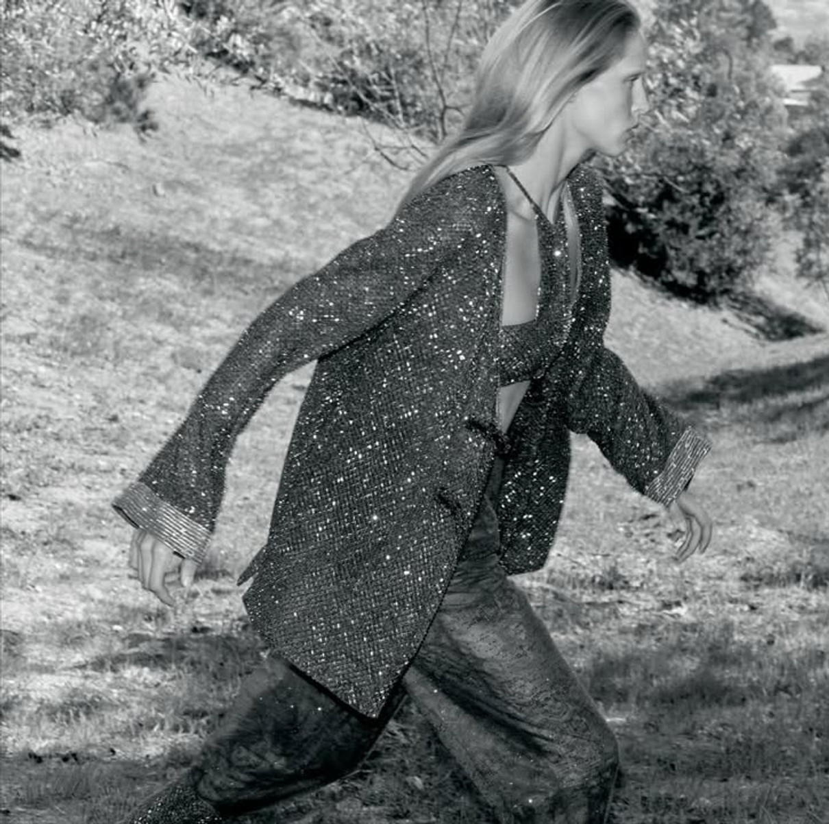 Невістка Шварценеггера у блискучому топі попозувала на траві для журналу