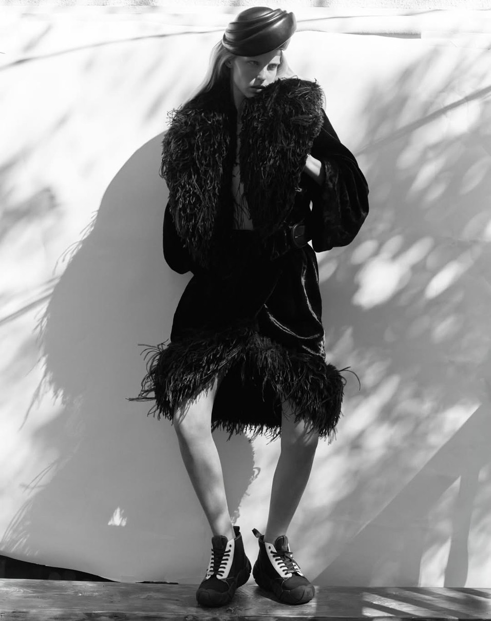 Невістка Шварценеггера у хутрі попритуляла до стіни на глянцевих фото