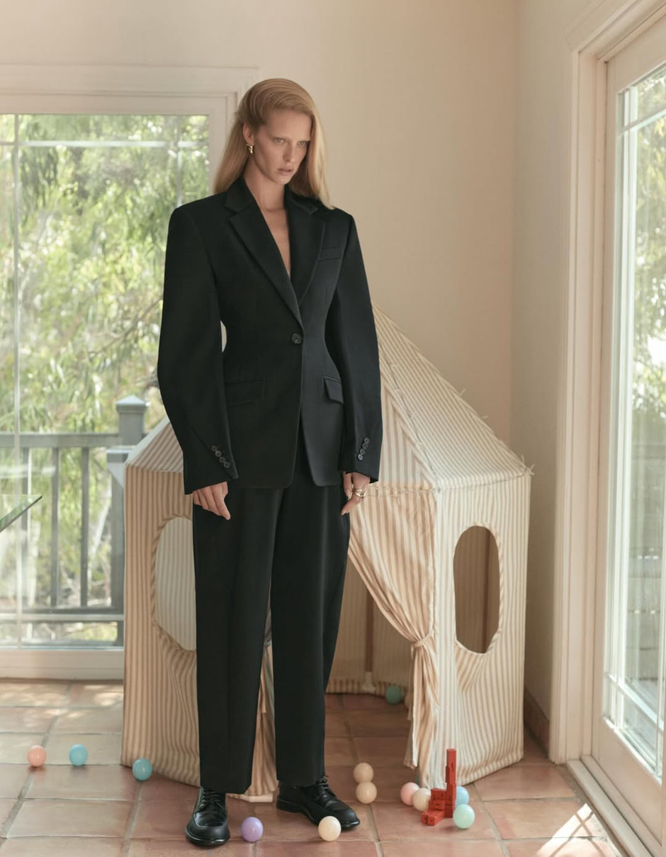 Невістка Шварценеггера у чорному костюмі попозувала на обкладинці журналу