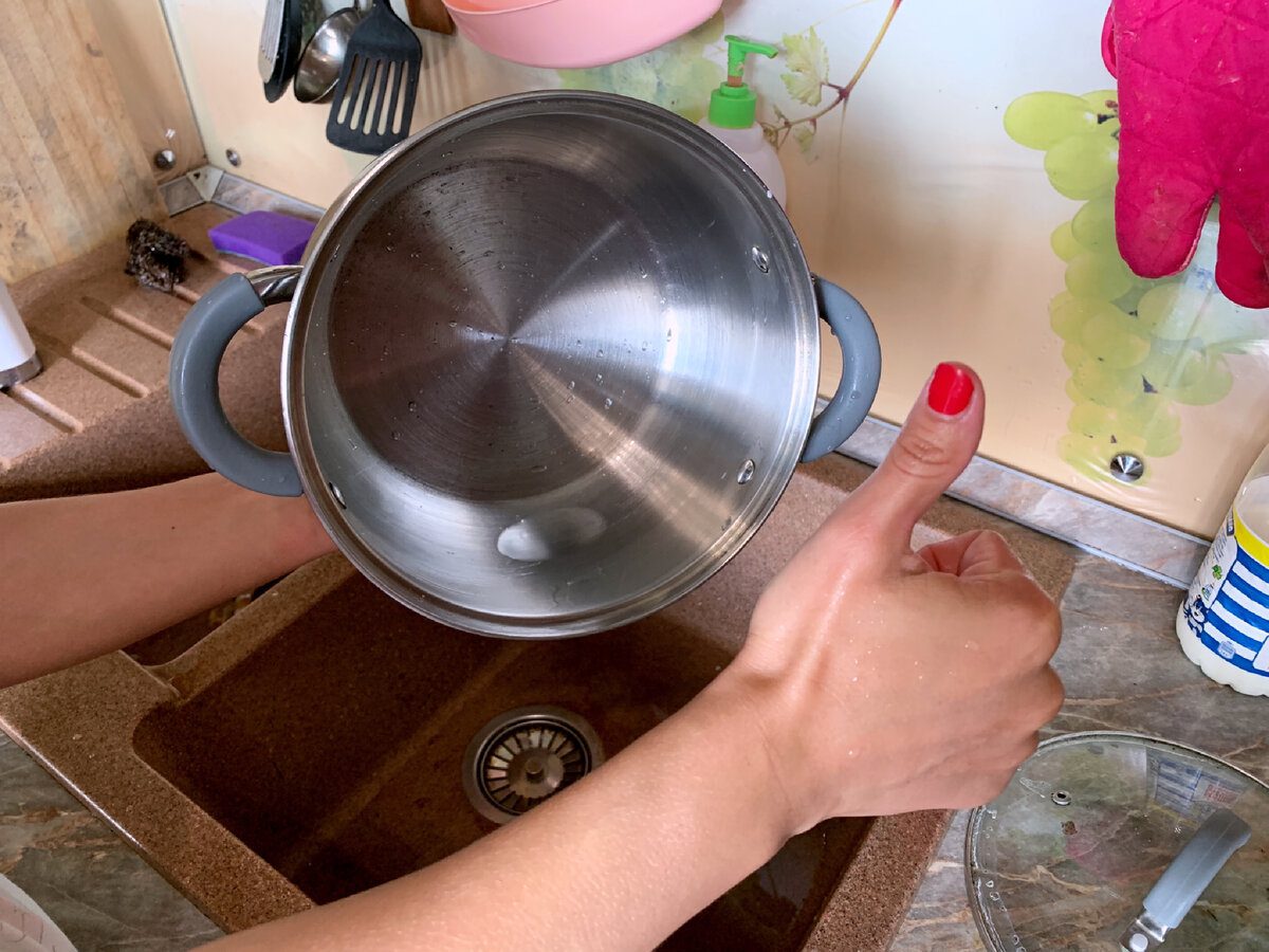 Експерти пояснили, який існує простий спосіб очистити старі каструлі від жиру на стінках