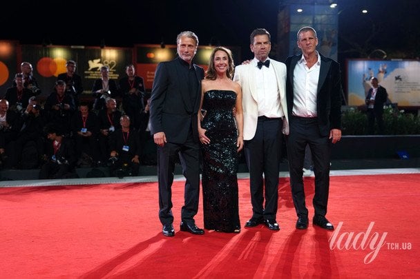 Мадс Міккельсен, Софі Грабол, Ніколай Лі Каас та Андерс Томас Єнсен на Венеційському кінофестивалі / © Associated Press