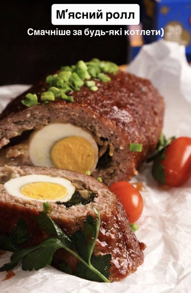 Ектор готує м'ясний рол із фаршу