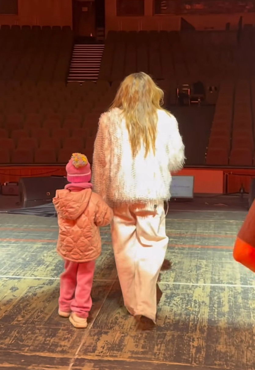 Наталія Могилевська показалася зі своєю меншою дочкою на сцені