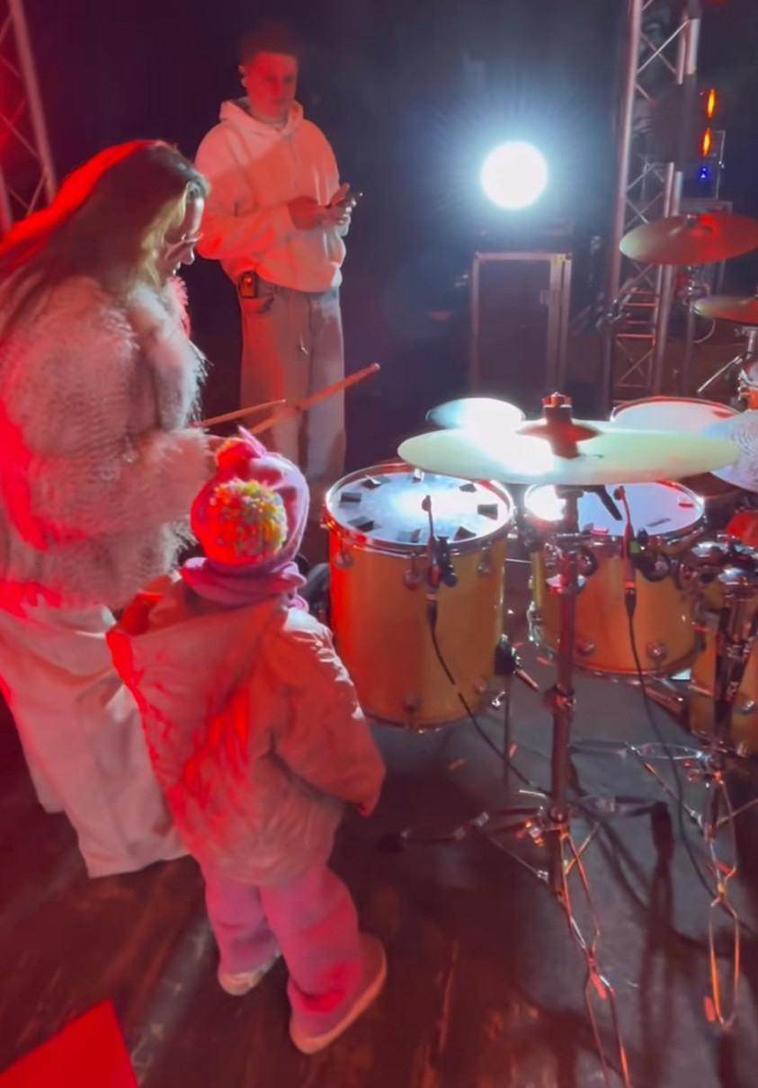 Наталія Могилевська з дочкою пограла на барабанах на милому відео