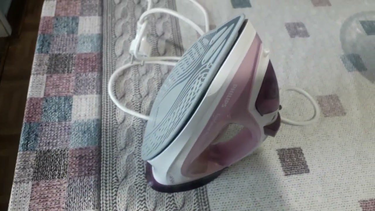 Господині назвали 3 засоби, які швидко очистять праску від нагару та накипу