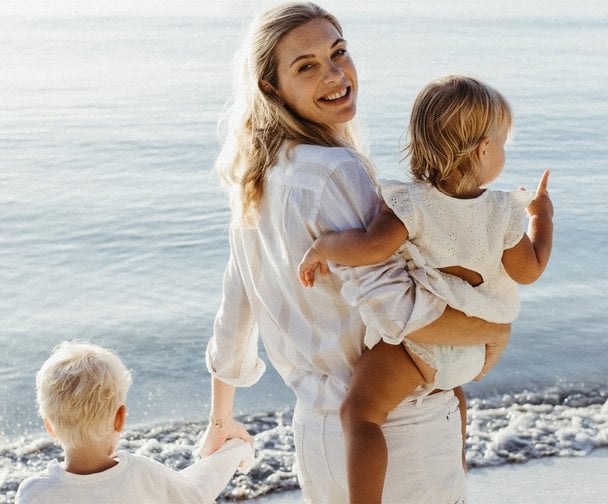 Челсі Деві з дітьми