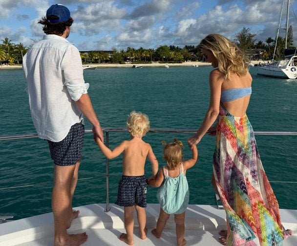 Челсі Деві і її чоловік Сем Катмор-Скотт з дітьми